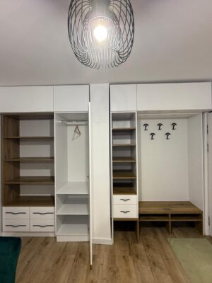 amenajare inteligenta hol mic dintr-un apartament, din Craiova